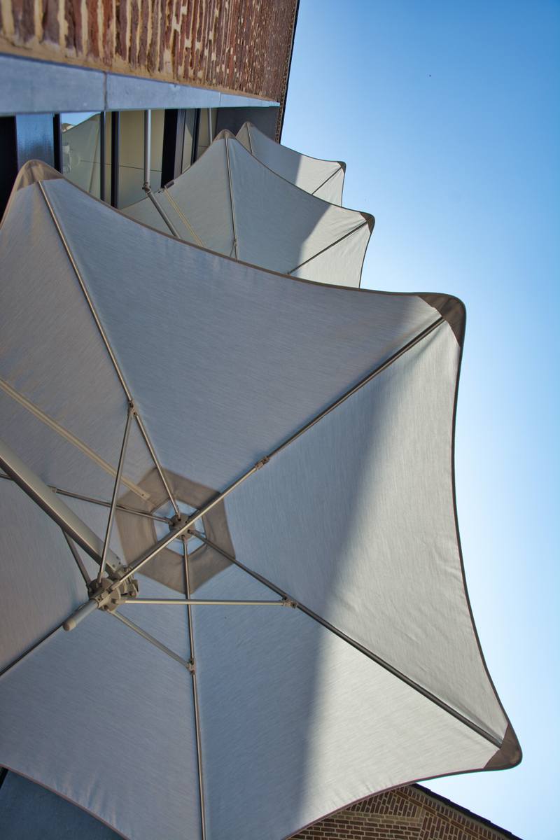 Round Outdoor Cantilever Wall Umbrella ( 8’ 10”) | Umbrosa Paraflex | Eichholtzmiami.com